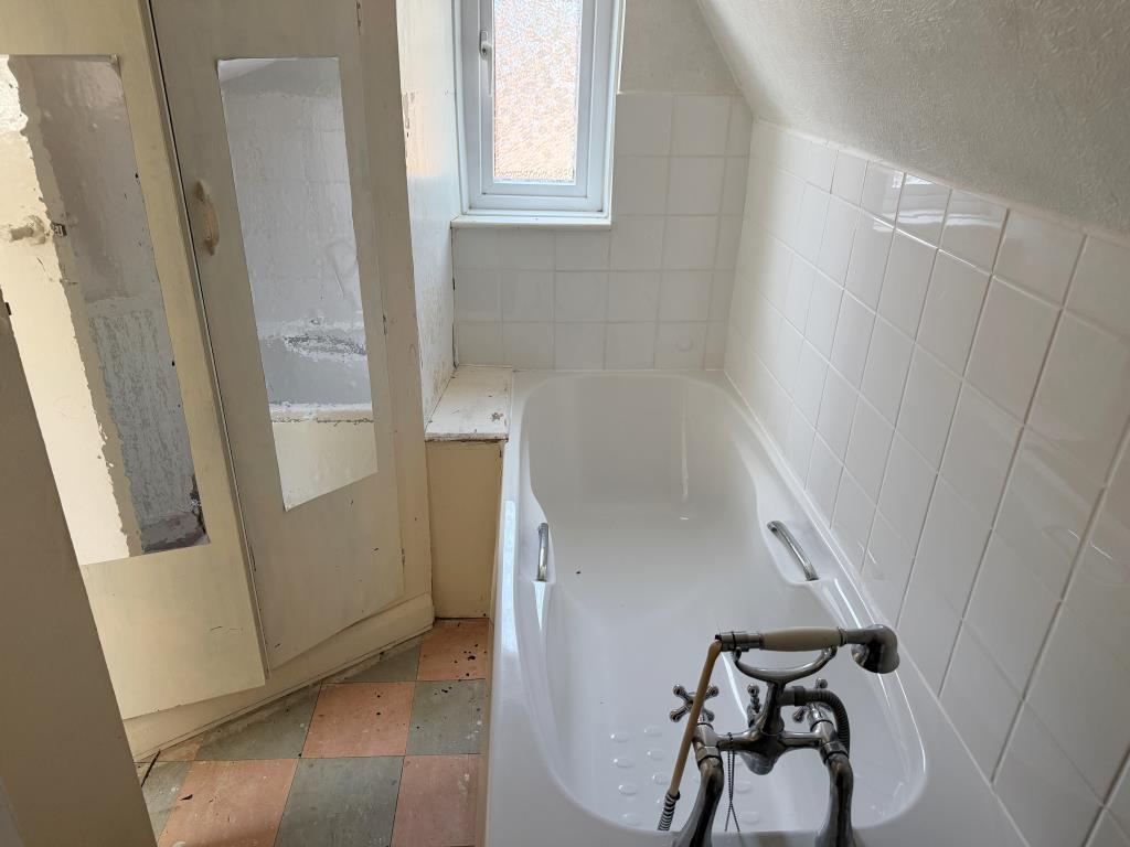 Lot: 174 - SEMI-DETACHED HOUSE IN NEED OF UPDATING - En-suite bathroom